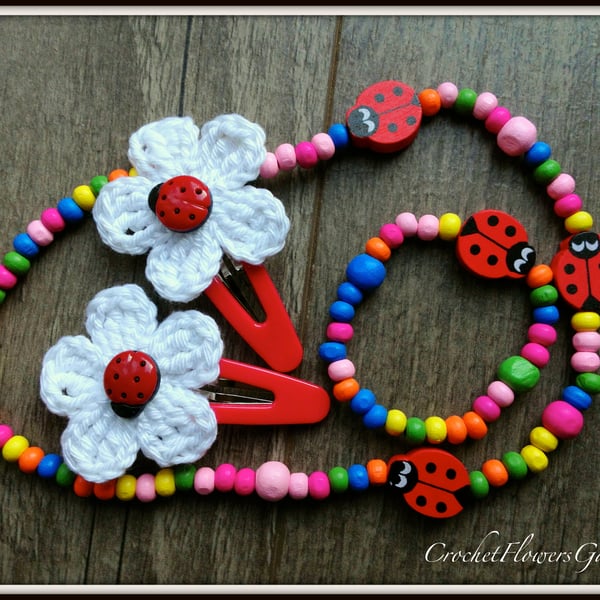 Gift set of 2 hair clips with crochet flowers, bracelet and necklace