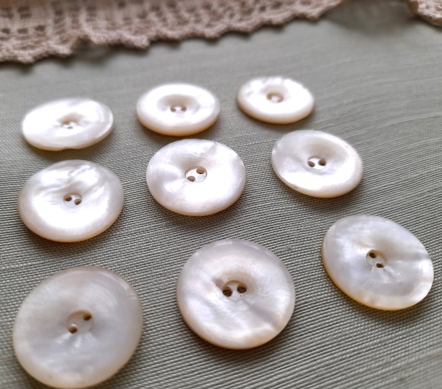 Vintage natural shell buttons, 20mm, pack of 9, same design