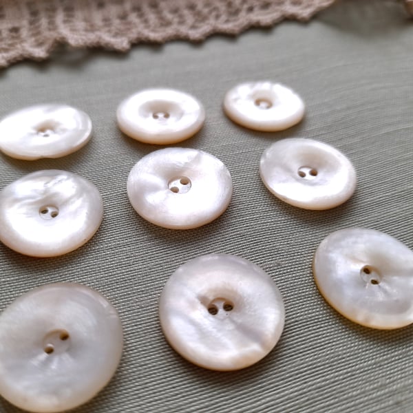 Vintage natural shell buttons, 20mm, pack of 9, same design