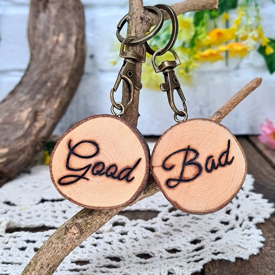 Pyrography decision keyring 'Good-Bad'