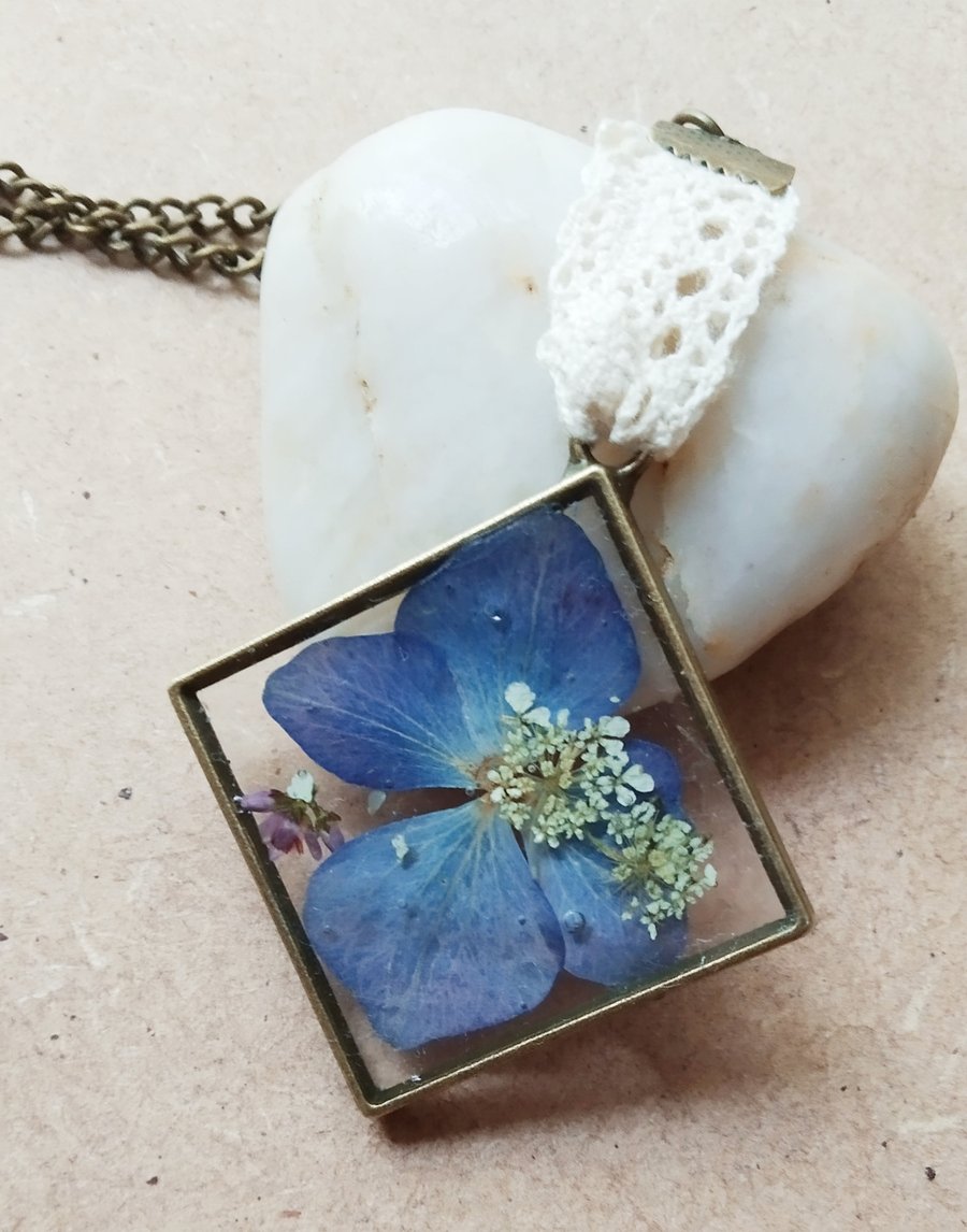 Pressed flower pendant, hydrangea flower in resin, resin flower pendant.