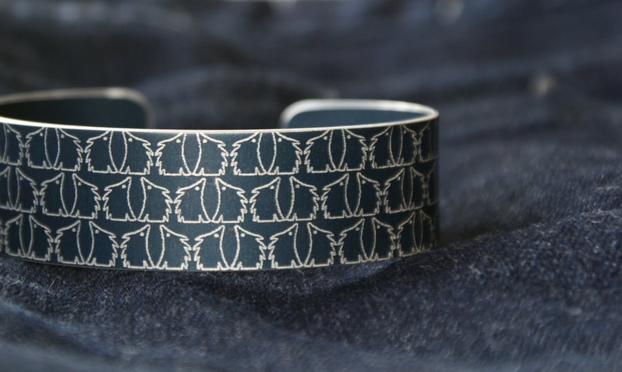 Geometric hedgehog pattern cuff bracelet dark grey