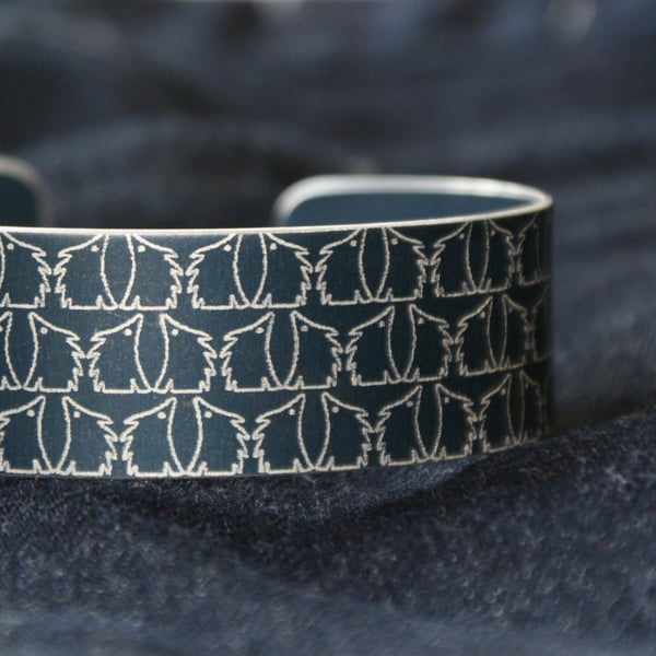 Geometric hedgehog pattern cuff bracelet dark grey