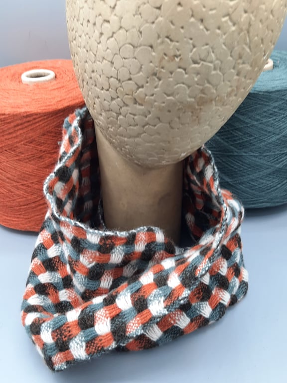 Cheerful chubby cowl with a twist - Stracciatella