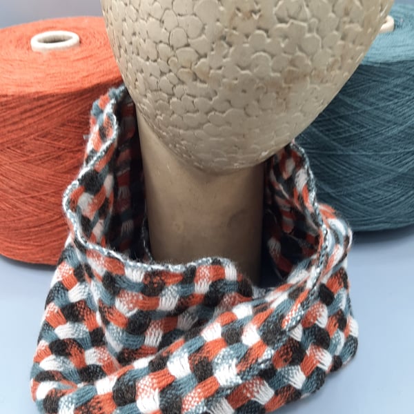 Cheerful chubby cowl with a twist - Stracciatella