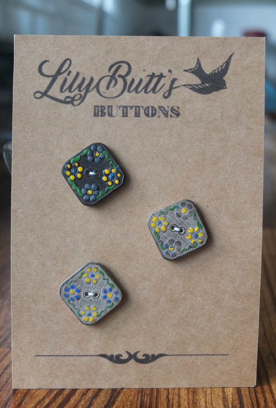 3 Vintage Wooden Flowery Buttons 25mm