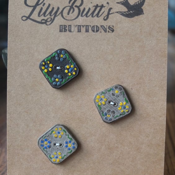 3 Vintage Wooden Flowery Buttons 25mm