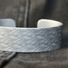 Geometric swallow pattern cuff bracelet grey