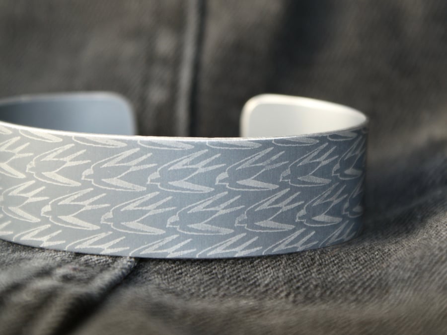 Geometric swallow pattern cuff bracelet grey