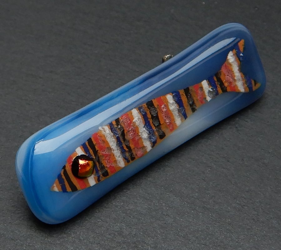 HANDMADE FUSED DICHROIC GLASS 'SARDINE, SARDINA' BROOCH.