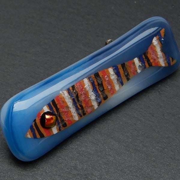 HANDMADE FUSED DICHROIC GLASS 'SARDINE, SARDINA' BROOCH.