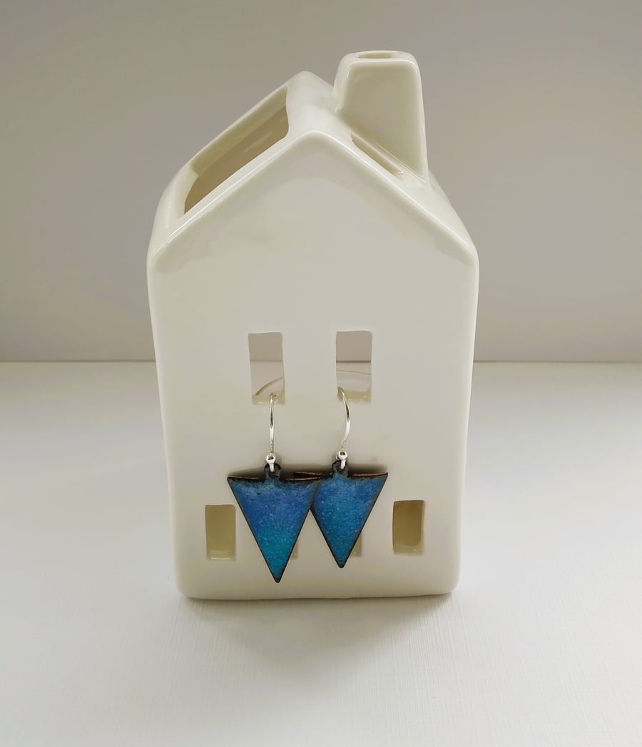 Triangle earrings in blue enamel on copper 278