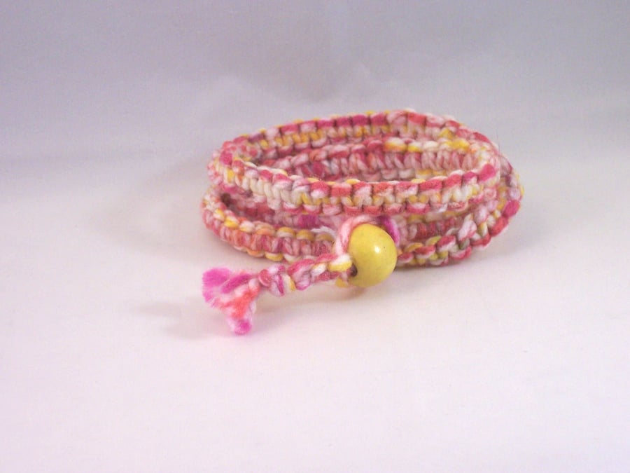 Pink and yellow yarn macrame necklace with wood bead - Lively