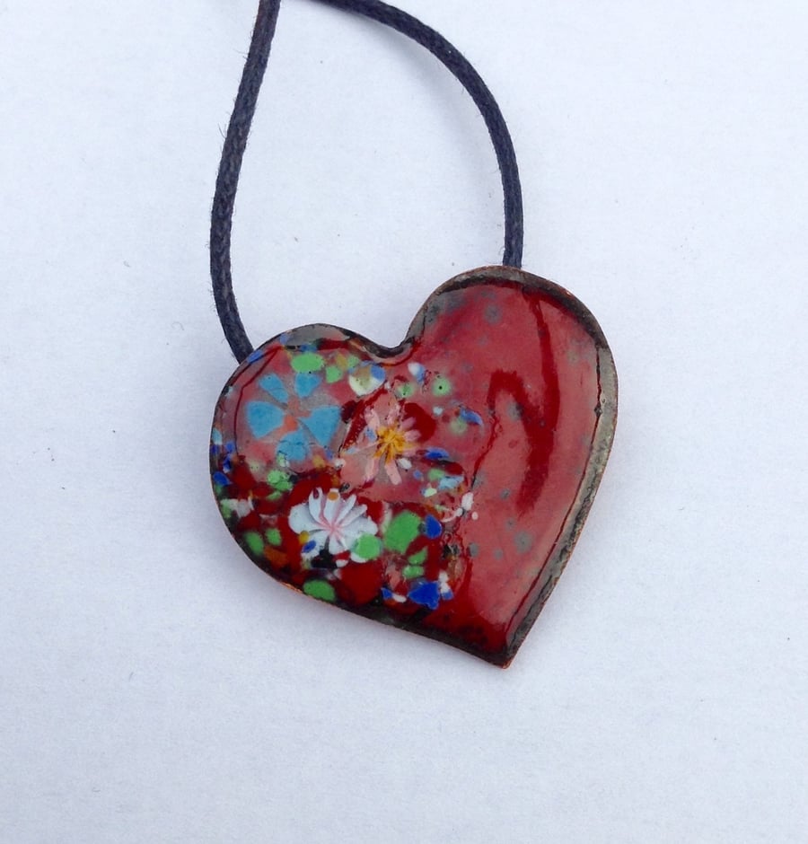 DAINTY ENAMELLED COPPER HEART NECKLACE WITH FLORAL DESIGN