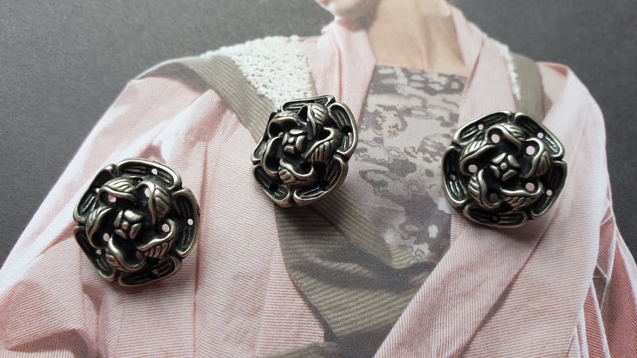 3 4" 19mm 30L medium weight Antique Silver shank Buttons from Italy