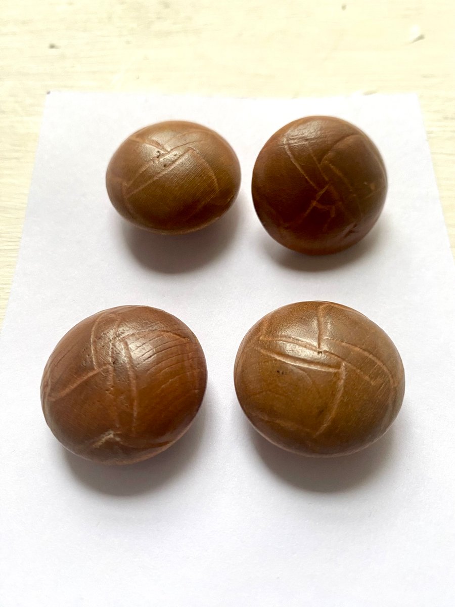 Set of 4 vintage wooden buttons with shank 