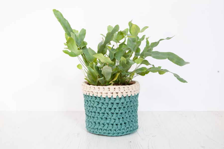 Medium plant pot cover in green & cream. Made from recycled cotton. 