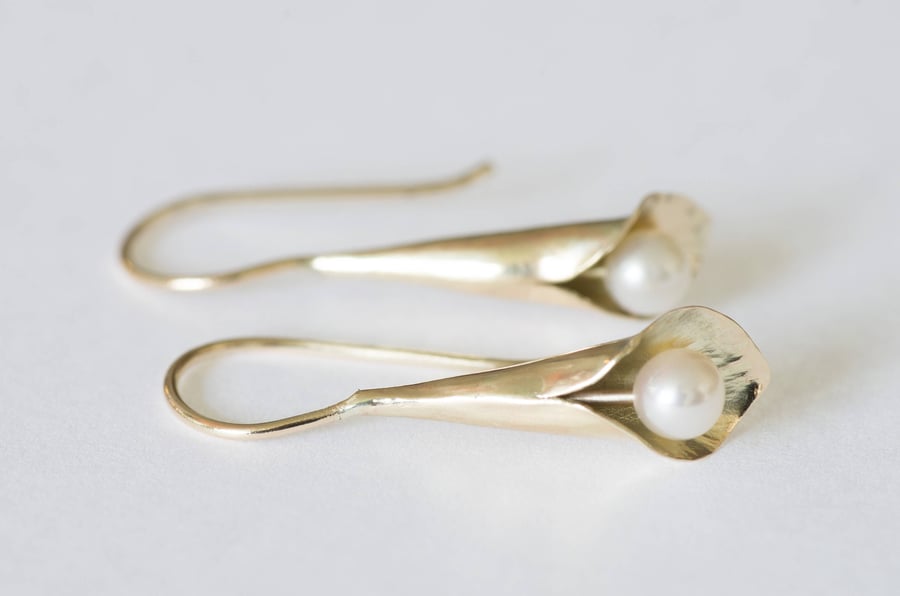 18ct Solid Gold Calla Lily Earrings with White pearls