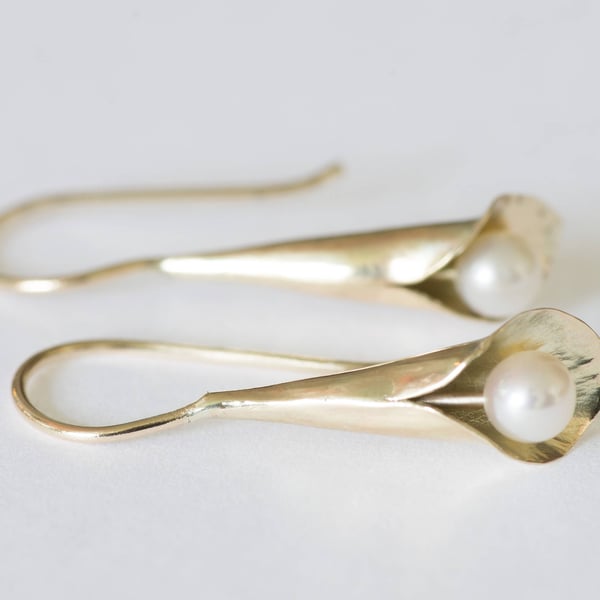18ct Solid Gold Calla Lily Earrings with White pearls