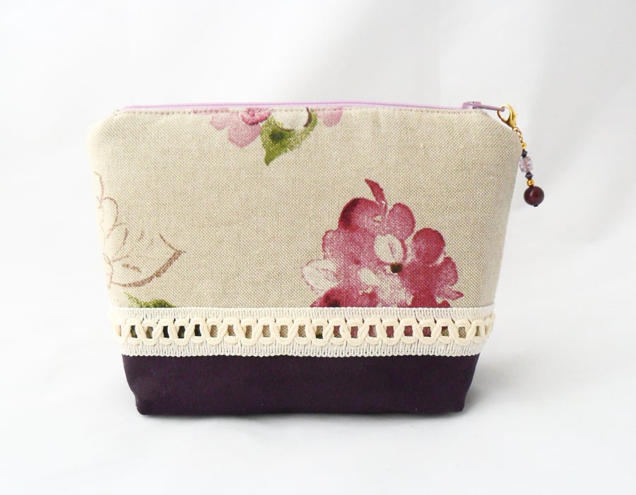 Floral print make-up bag. 