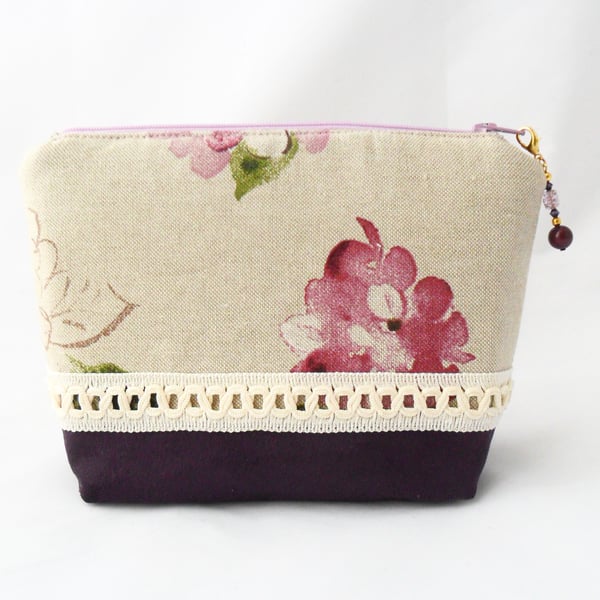 Floral print make-up bag. 