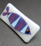 HANDMADE FUSED DICHROIC GLASS 'ZIG ZAG FISH' BROOCH. - Image 4