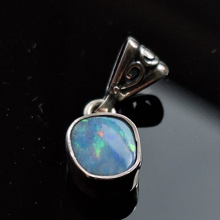 8x9mm Free Form Lightening Ridge Opal Doublet Pendant
