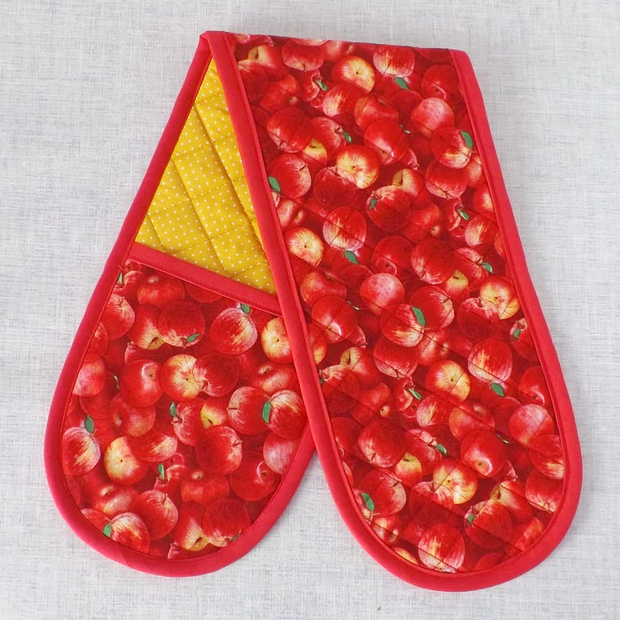 Oven Gloves, quilted., red apples