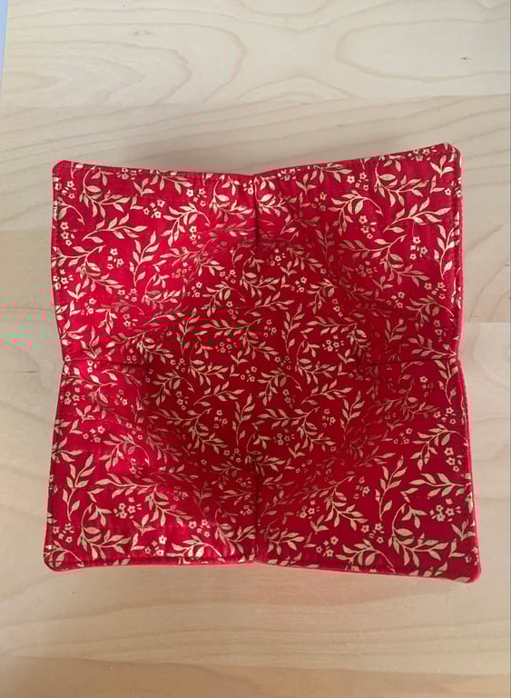 Gold Leaves Fabric Quilted Reversible Bowl Cosy