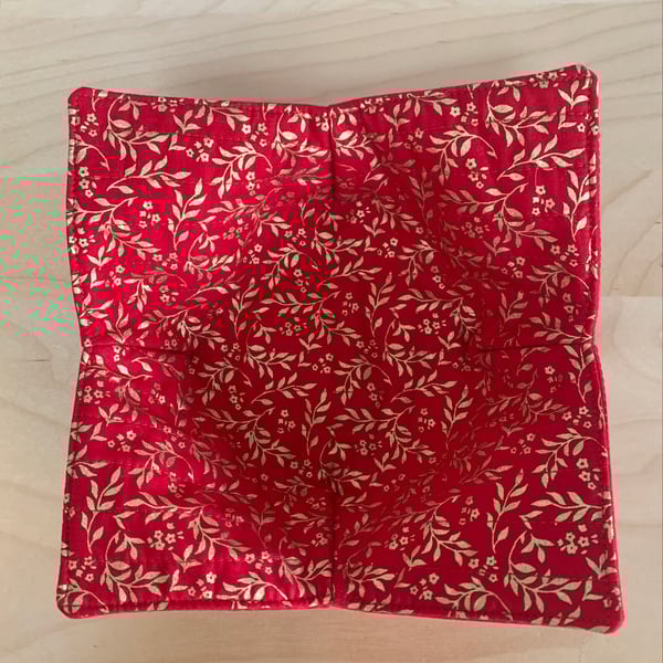 Gold Leaves Fabric Quilted Reversible Bowl Cosy