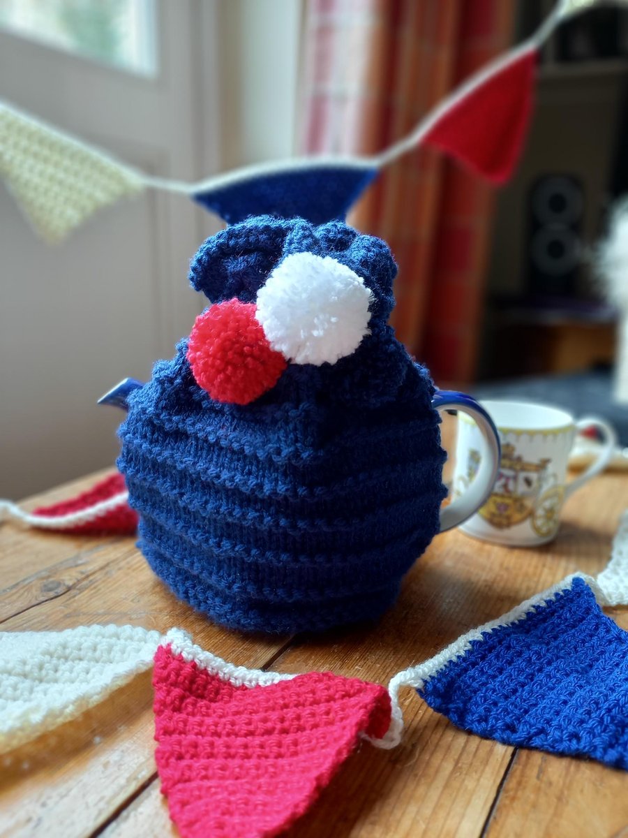 Jubilee hand knitted 2 pint (4cup) tea cosy