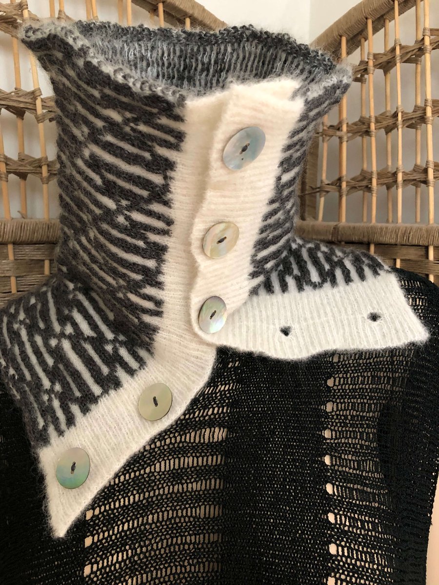 3D Patterned Knitted Collar in Superfine Alpaca yarns
