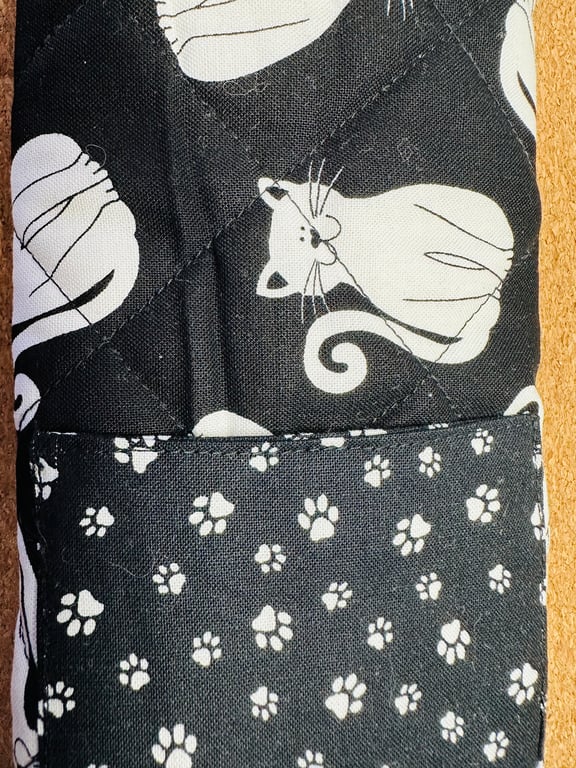 Rear seatbelt comfort cover with pocket, expressive cat print