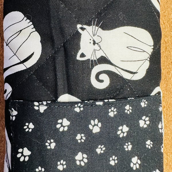 Rear seatbelt comfort cover with pocket, expressive cat print