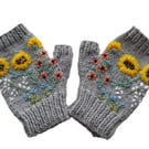 Chunky Silver Grey Gloves With Embroidered Sun Flowers (J51)