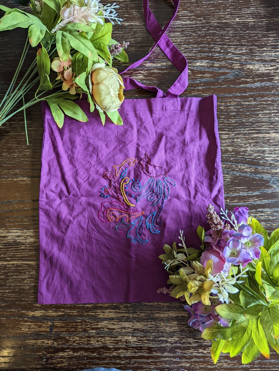 Tote bag with a paisley embroidered design