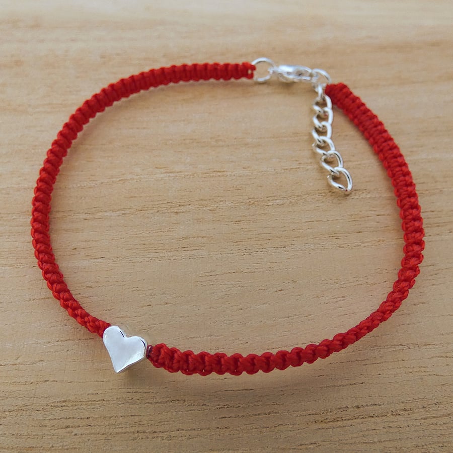 Red macrame adjustable bracelet 7.25".  Ref:330