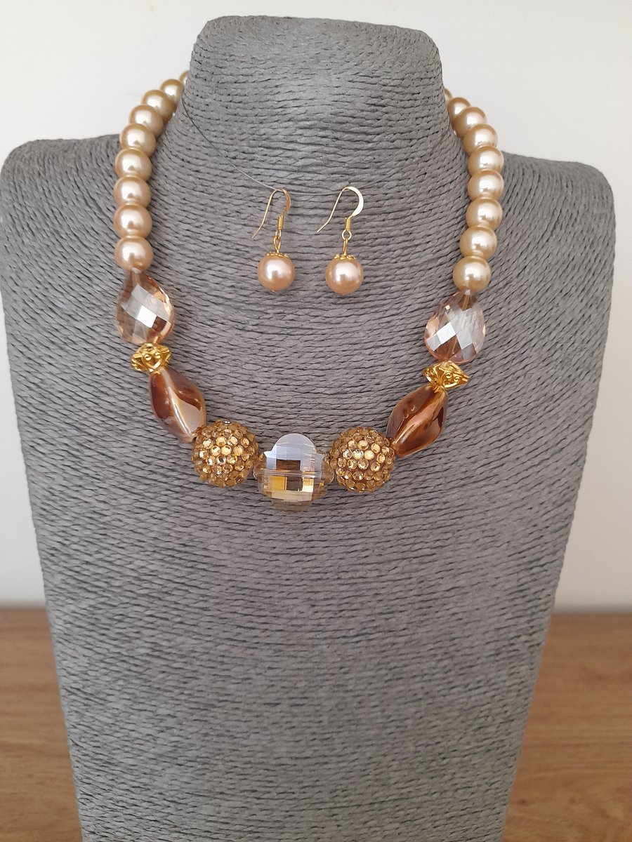 GOLD, CHAMPAGNE AND CREAMY GOLD CHUNKY NECKLACE, WITH FREE MATCHING EARRING  963