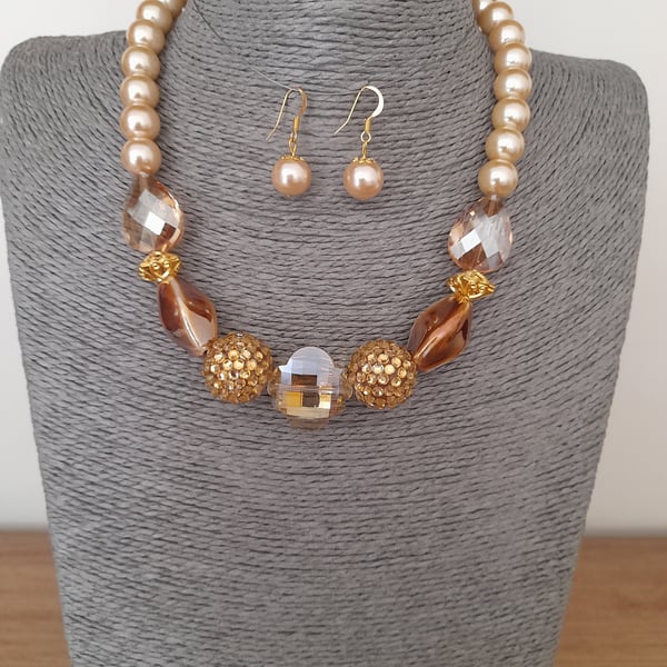 GOLD, CHAMPAGNE AND CREAMY GOLD CHUNKY NECKLACE, WITH FREE MATCHING EARRING  963