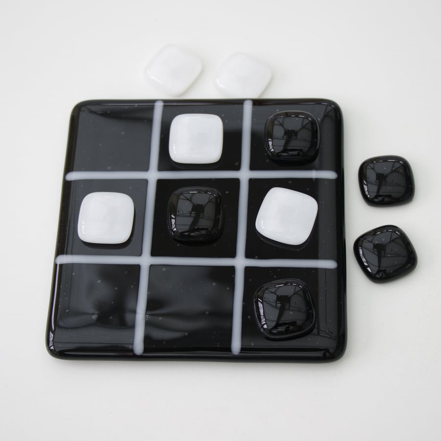Black and White OXO or Noughts and Crosses Game in Fused Glass - 8062