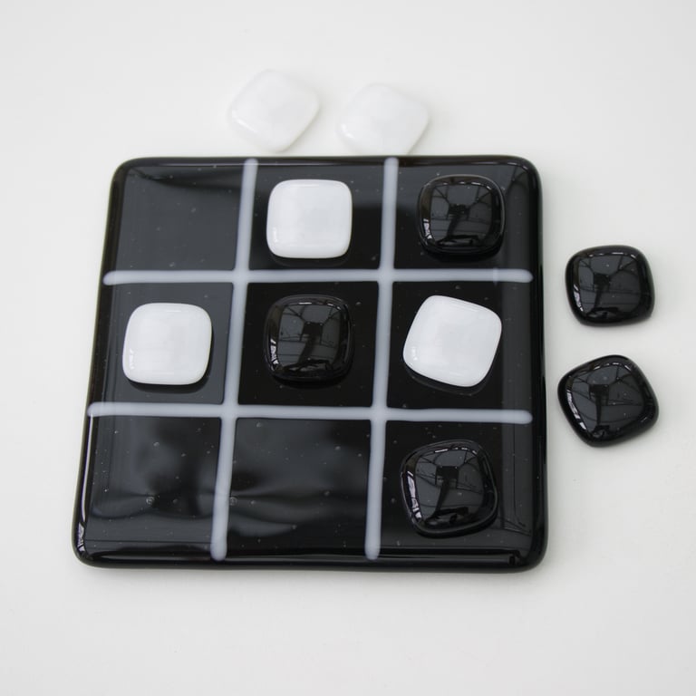 Black and White OXO or Noughts and Crosses Game in Fused Glass - 8062