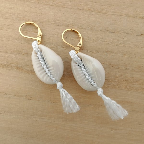Gold plated leverback earrings with cowrie shells and macrame. Ref:341