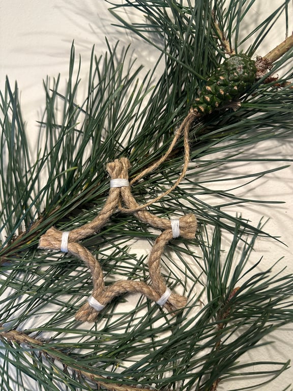 Jute star decoration with white accent 