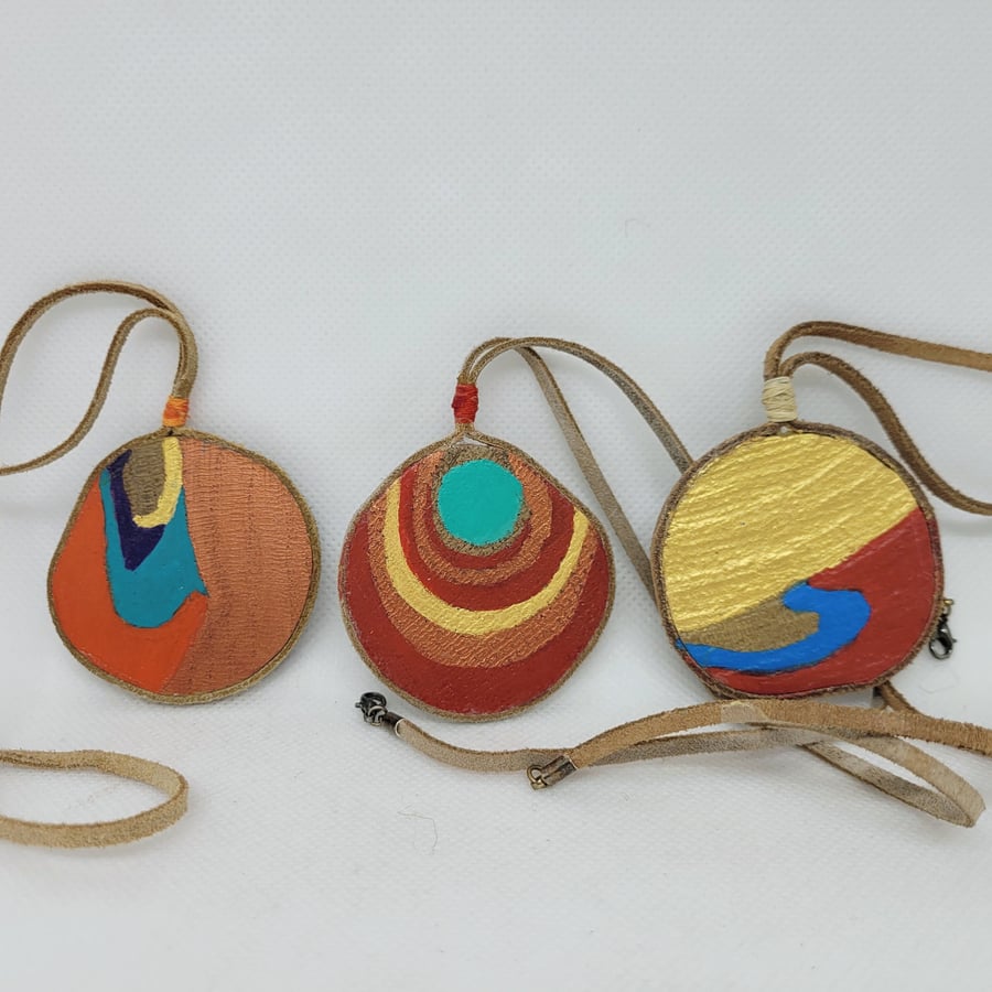 Colorful round wooden pendant necklace for women. 