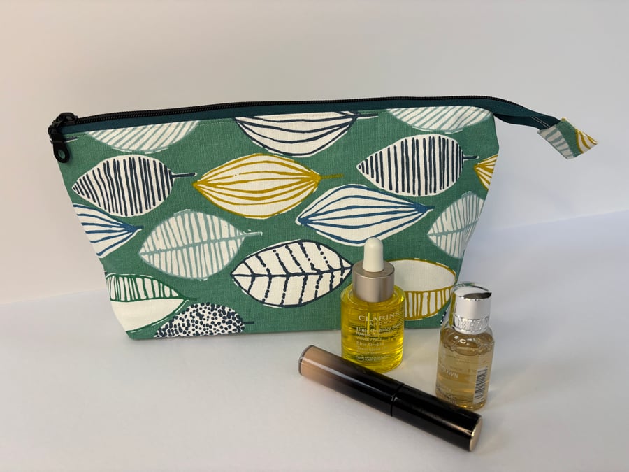 Wash bag. Toiletries bag. Zip top fabric washbag.