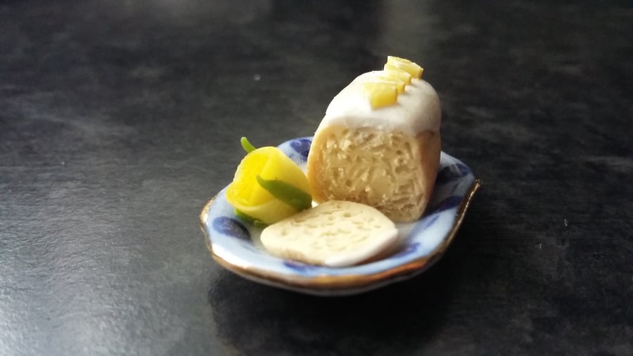 HAND SCULPTED 1;12TH SCALE LEMON DRIZZLE CAKE