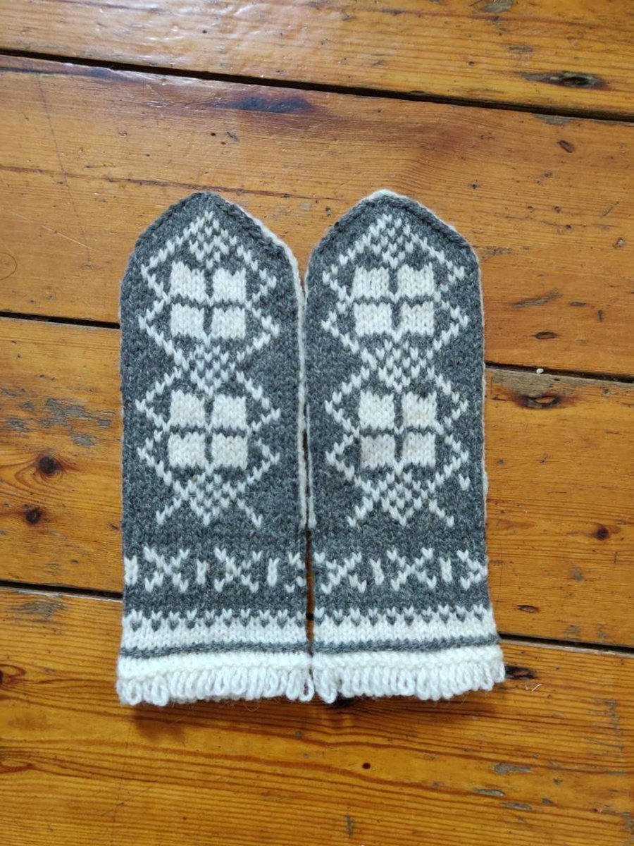 Hand knit thick grey white wool mittens fairisle winter nordic scandi