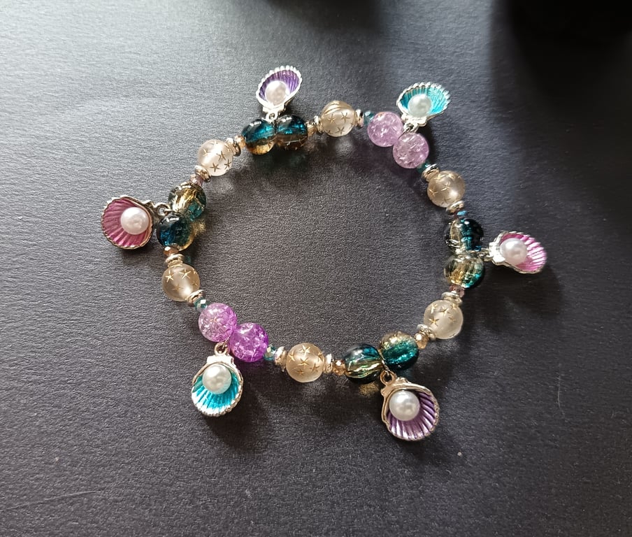 Elasticated bracelet with multicoloured beads and shell and pearl charms 