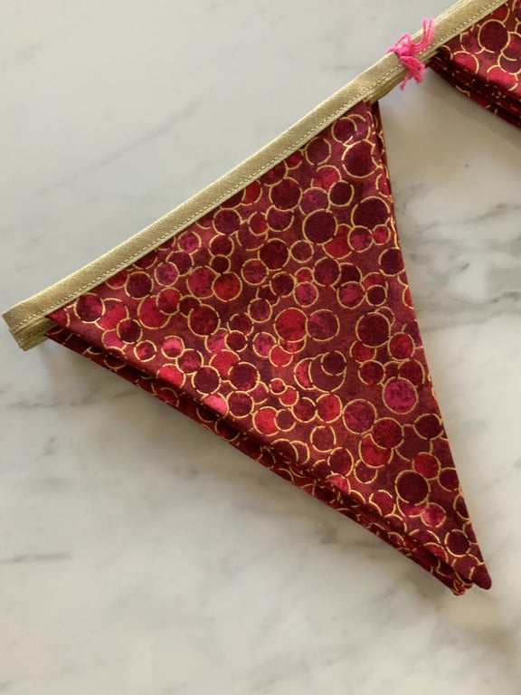 Bunting red & gold bubbles 23 flags 3.5 metres on gold bias binding