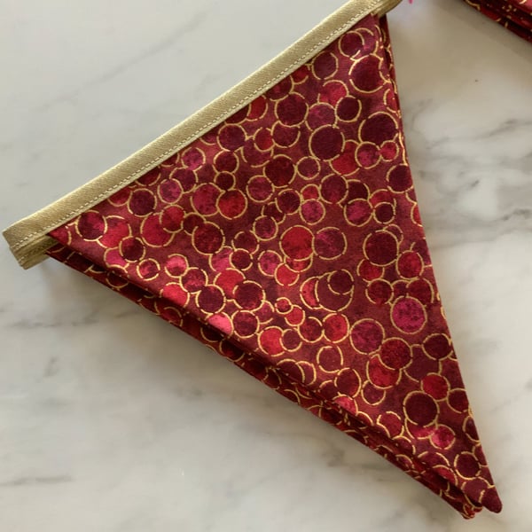 Bunting red & gold bubbles 23 flags 3.5 metres on gold bias binding